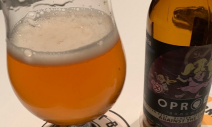 Against the grain glutenvrij bier van oproer flesje en glas